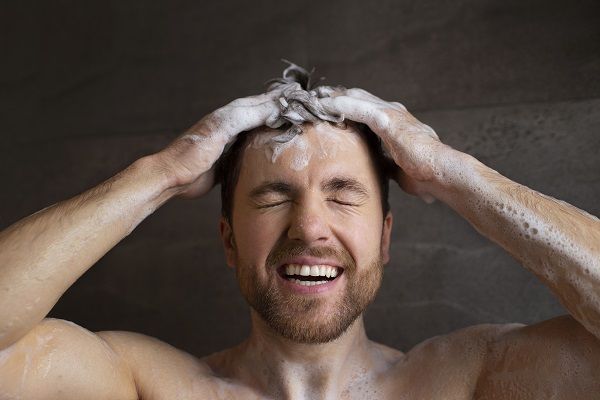 Man using a clarifying shampoo