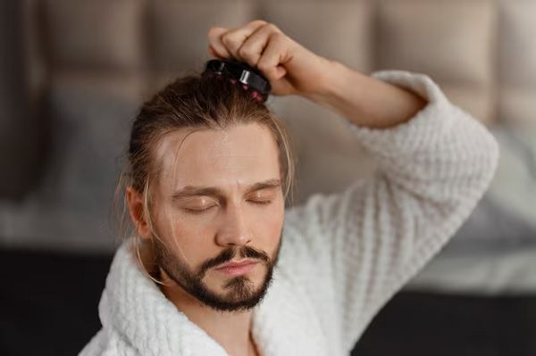 5 Beste natürliche Wege, um trockenes Haar zu hydratisieren und Feuchtigkeit wiederherzustellen