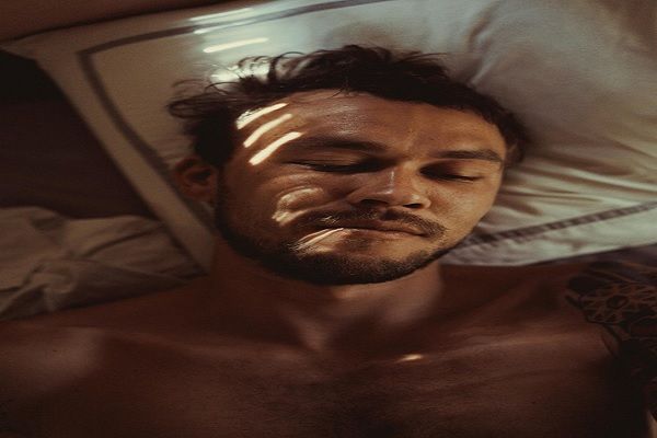 Warum das Schlafen mit nassen Haaren schlecht für Sie ist